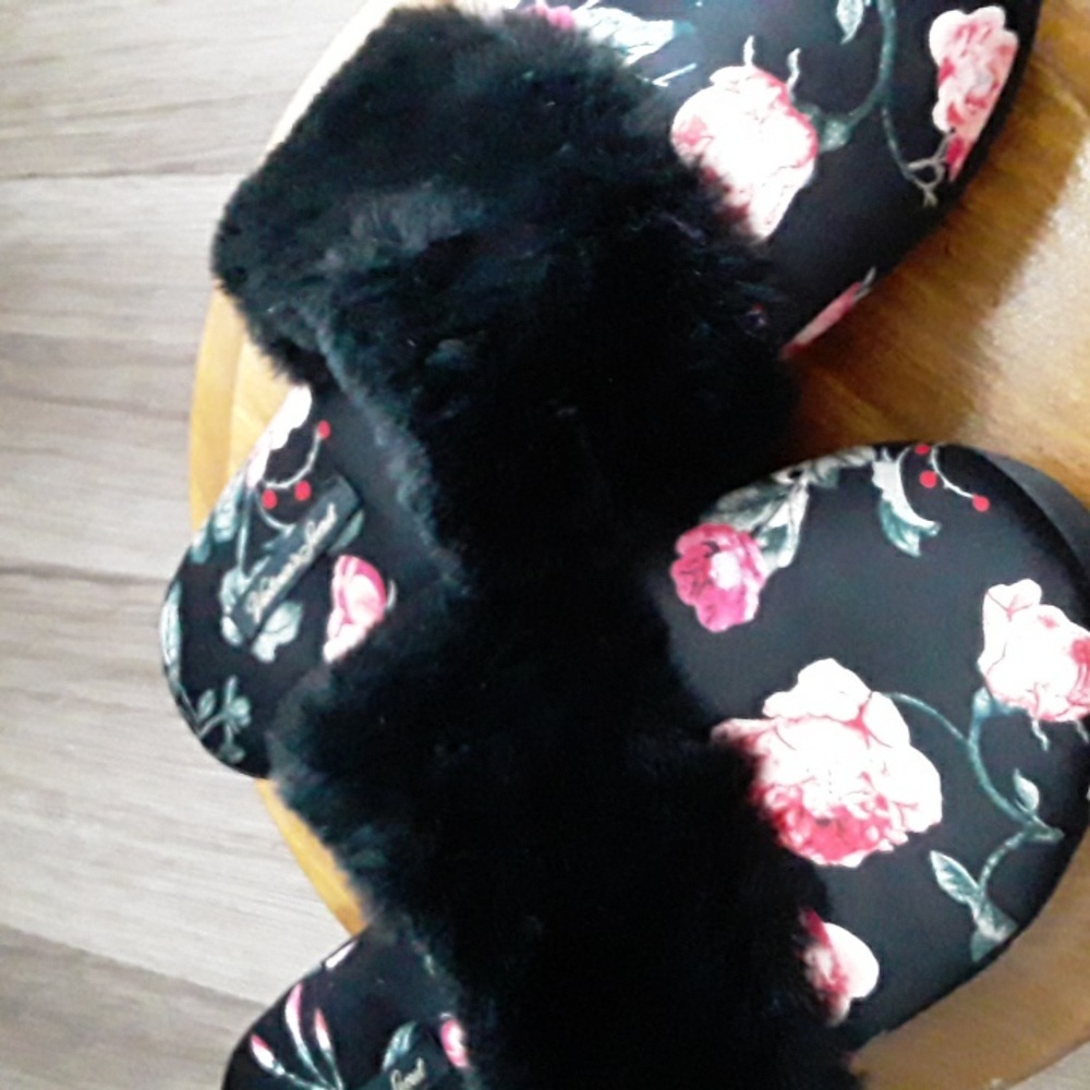Victoria's  Secret, ladies  slippers - Picture 2 of 6